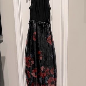 Size 10 formal dress worn twice. I am 5’6” and 185lbs and it fit like a glove.